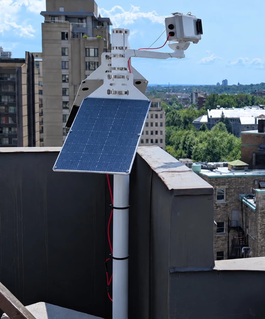Caméra timelapse ERIGE et panneau solaire fixés sur un support en hauteur au Canada